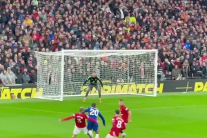 切爾西球迷質(zhì)疑：這怎么不是點球？