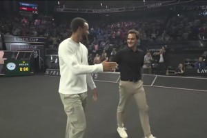 夢幻聯(lián)動！庫里與網(wǎng)壇傳奇費(fèi)德勒攜手步入賽場，為拉沃爾杯挑邊~