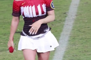 自信大方！女星江映蓉為川超開幕式獻唱