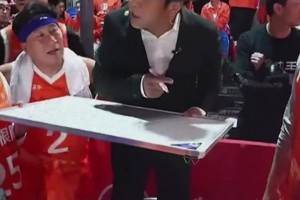 宋小寶當教練是什么畫風哈？被戰術板卡住 得站椅子上布置戰術~