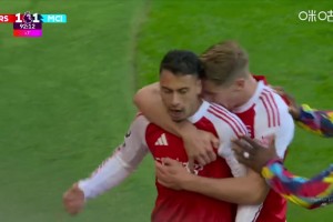 替補奇兵埃澤長傳送助攻，馬丁內(nèi)利單刀吊射絕平曼城！