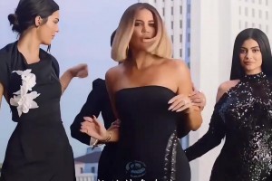 瓦妮莎帶著兩個寶貝女兒觀看道奇棒球賽 好活潑靈動！真的太像了