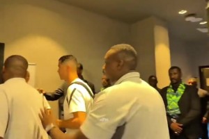 C羅穿上象征英雄的沙特長跑“比什特”，只有酋長和統治者才能穿