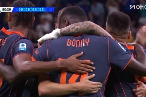 運氣不錯！奧古斯托打門擊中對方防守球員彈入球網