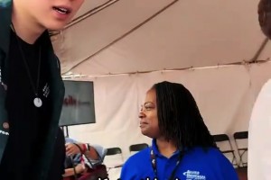 “利拉德歡迎儀式～楊瀚森領(lǐng)銜開拓者一眾小弟悉數(shù)到場”