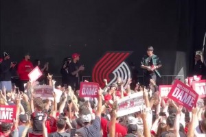 楊瀚森現(xiàn)身與利拉德?lián)肀В￠_拓者辦球迷派對歡迎35歲傳奇回家！