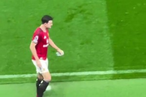 提前下場的B費在替補席，比在場上都緊張