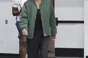 我的MVP女友！熱巴為阿賈威爾遜送上WNBA常規賽MVP獎杯