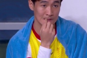 韋世豪上一秒還在替補席緊張到啃手指，下一秒突然沖著裁判怒噴！