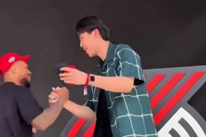 排面！開拓者辦派對歡迎利拉德回家，楊瀚森登場與利拉德?lián)肀В? >
                                        </div>
                                    </div>
                                                                        <div   id=