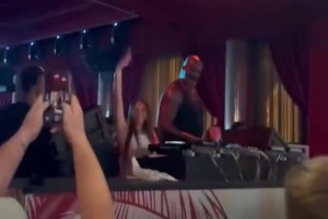 美女與野獸！奧尼爾現身美國頂級擦邊女網紅的生日派對！