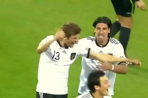 阿森納球迷：裝帥好難，還好他是真的帥！