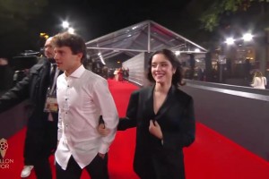 若奧-內維斯在夏特雷劇院外向巴黎球迷告別，女友真的太好看了！