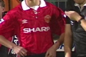 1992年的今天，17歲的小將貝克漢姆上演紅魔生涯首秀