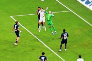 懷念多納魯馬嗎？巴黎門將出擊失誤，馬賽球員頭球破門！