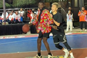 薪火相傳！楊瀚森來到現(xiàn)場與球迷們一起慶祝利拉德回歸開拓者...