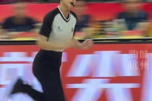 浙BA杭州隊(duì)對(duì)陣柯城隊(duì)，場(chǎng)上女裁判亮了，又美又颯...