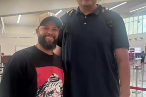 當年被爵士淘汰是火密永遠的痛！德隆曬照，和姚明在機場合影