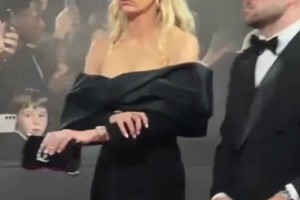 這一身屬實驚艷全場了！凱莉身著低胸黑色禮裙亮相金球獎典禮