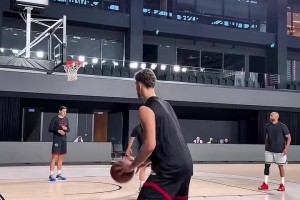 范弗里特此前在土耳其與申京一同訓練 如今實戰聯手要推遲了