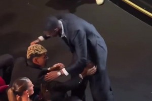 登貝萊獲金球后第一時間與亞馬爾握手，典禮結束亞馬爾也上前祝賀