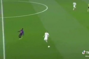 當時登貝萊老婆裹得嚴嚴實實，還記得登貝萊結婚沒請隊友到場