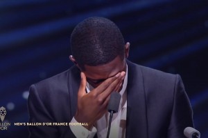 喜極而泣！登貝萊發表獲獎感言時激動落淚