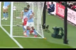 有點壞！蘇維門迪從球網拿球準備開球，被魯本·迪亞斯一把拽倒