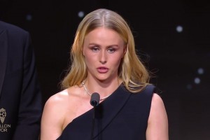官方：切爾西、英格蘭女足門將漢娜-漢普頓獲得2025年女足雅辛獎