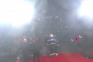 啥情況？金球獎結束后場館外大批聚眾高喊：婊子養的巴薩