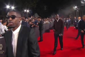 大佬登場！金球獎最大熱門登貝萊走紅毯，西裝+墨鏡裝扮