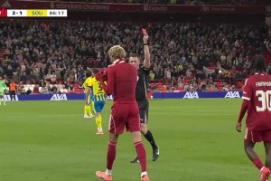 進(jìn)球+染紅！?；倏诉M(jìn)球脫衣慶祝兩黃變一紅 基耶薩單刀無私助攻