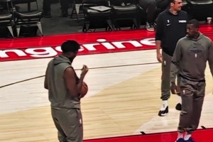 挺獵奇呀！恩比德?lián)竿觌耄址疟亲由下劊S后罰球