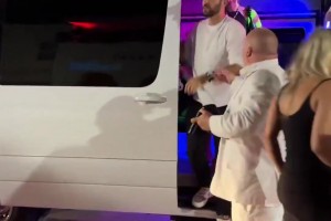 真會玩！鵜鶘墨菲和朋友一同前往夜店放松，下來一車魔鬼身材辣妹