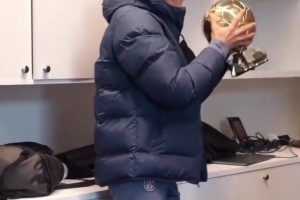 登貝萊歸隊(duì)，恩里克熱烈歡迎并親了親他剛領(lǐng)回來(lái)的金球