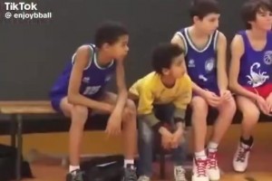 看看小時候的文班是怎么打球的，真是瞎眼都可見的身體天賦啊