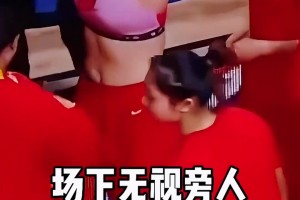 李夢多次在場邊換衣服 馬甲線搶眼網友直呼霸氣！