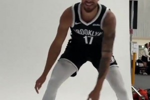 運球咋這么別扭呢！小波特身披籃網球衣拍攝定妝照