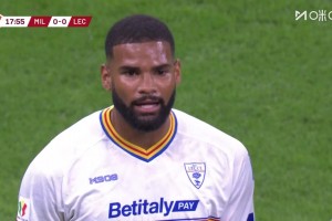 米蘭多打一人！恩昆庫被放倒，主裁查看VAR后西伯特直紅離場！