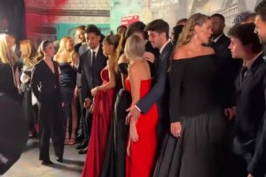 大巴黎眾人帶著妻子和登貝萊合影，只有杜埃、巴爾科拉沒(méi)有女朋友