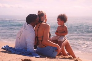 今天成功求婚！拉塞爾此前與女友帶著娃在海邊溫馨度假