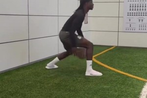 如此絲滑！全能的卡馬文加穿拖鞋打籃球