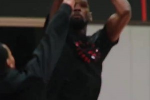 第一次看到紅色配色的杜蘭特？KD終于穿上火箭的訓練服了！