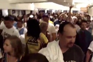 08年季后賽首輪湖人橫掃掘金，掘金主場外球迷高喊MVP！