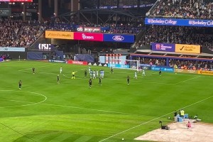 現場實拍：梅西這腳任意球讓全場球迷驚呼