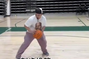 楊瀚森去開拓者球迷商店里淘了兩件自己的球衣，是送給朋友的吧？