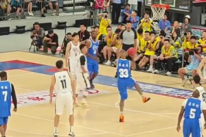 庫茲馬對王哲林還是太心軟了！晃飛了之后居然沒出手，傳了出去！