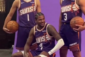 小子挺有地位啊！杰倫-格林坐在C位 布克和狄龍分列左右