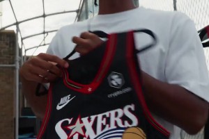 76人眾球員看到經典款復古球衣的反應，當年艾弗森穿這身是真的帥