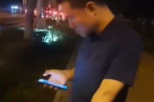 這大體格哈！徐靜雨街頭掃共享單車被圍觀 依舊淡定操控手機~